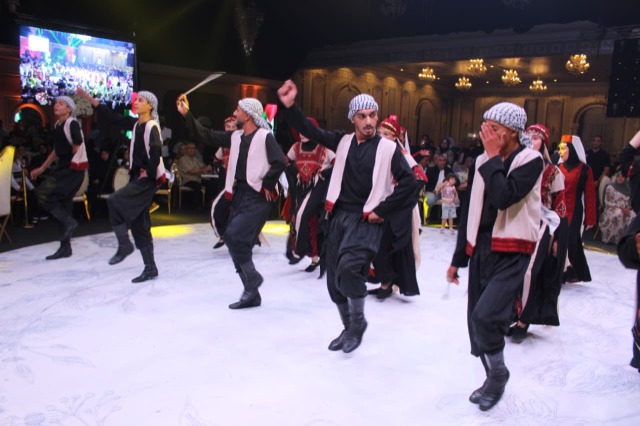 الرئيس عباس بارك "العرس الجماعي" بمبادرة سامي البقاعي بزفاف 60 عريساً وعروساً في صيدا