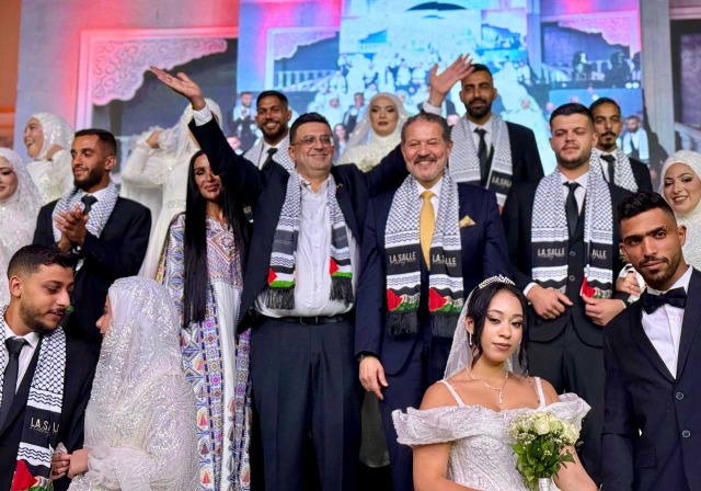 الرئيس عباس بارك "العرس الجماعي" بمبادرة سامي البقاعي بزفاف 60 عريساً وعروساً في صيدا