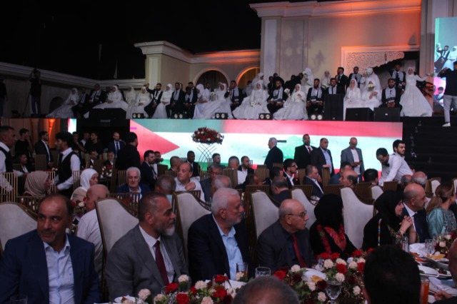 الرئيس عباس بارك "العرس الجماعي" بمبادرة سامي البقاعي بزفاف 60 عريساً وعروساً في صيدا