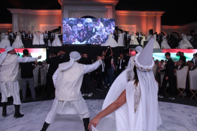 الرئيس عباس بارك "العرس الجماعي" بمبادرة سامي البقاعي بزفاف 60 عريساً وعروساً في صيدا
