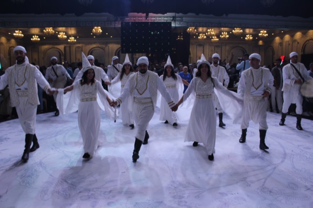الرئيس عباس بارك "العرس الجماعي" بمبادرة سامي البقاعي بزفاف 60 عريساً وعروساً في صيدا