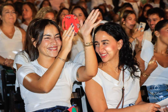 حضور حاشد وأجواء غنائية تفاعلية  مميزة في ليلة "خلينا نغني" ضمن فعاليات "صيداويات 2026"