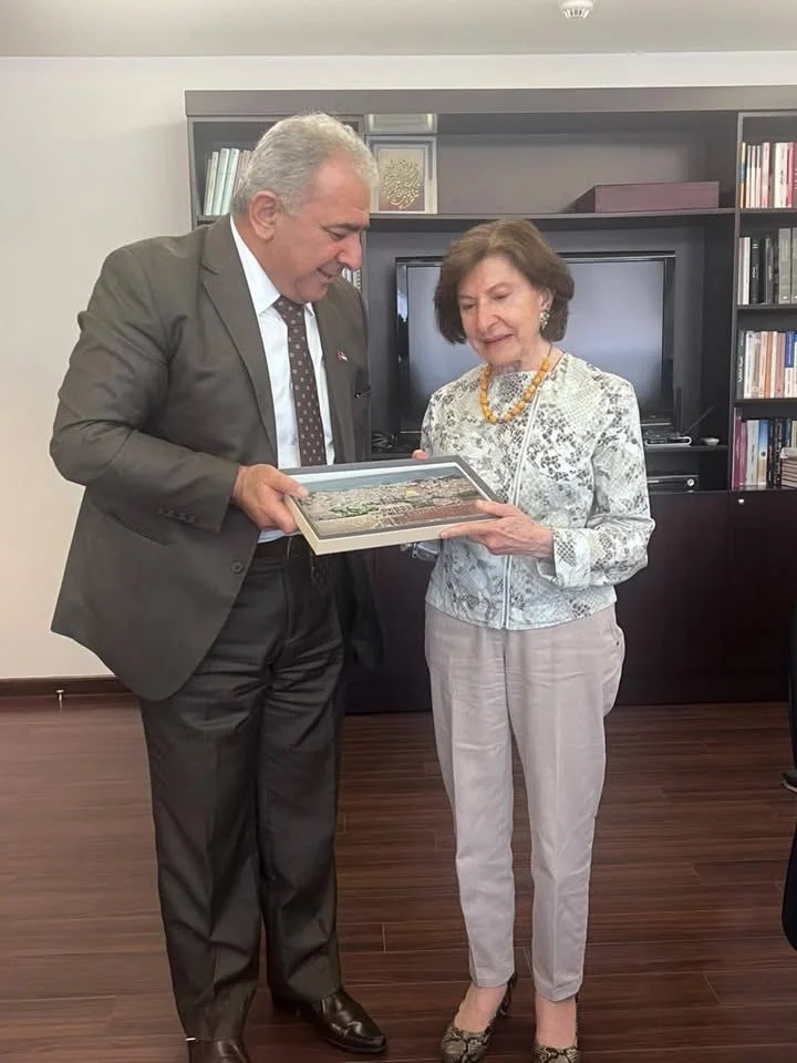 السفير الاسعد يلتقي رئيسة النادي الثقافي العربي سلوى السنيورة بعاصيري