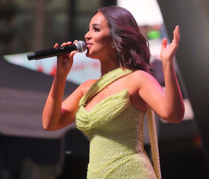 رنا سماحة تتألق أمام أكثر من 15 ألف متفرج في المهرجان المصري القبطي بكندا.. وتفاجئ الجمهور بالغناء مع حميد الشاعري