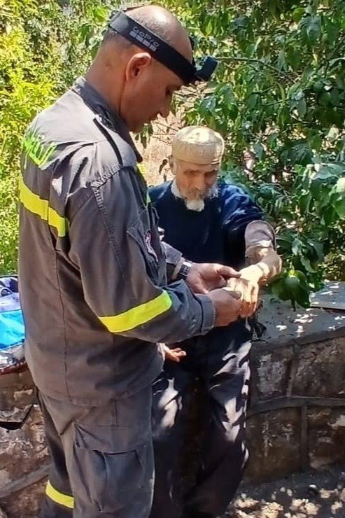 108 أعوام ولم يغادر منزله.. الدفاع المدني يؤمّن احتياجات مسن في النبطية الفوقا