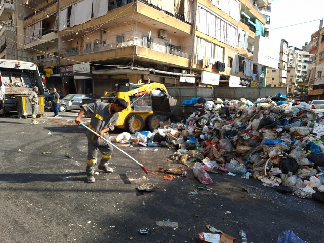 بدء رفع النفايات المتراكمة من شوارع صيدا بعد إعادة فتح المعمل.. والبلدية تؤكد مواصلة المتابعة حتى الحل الجذري