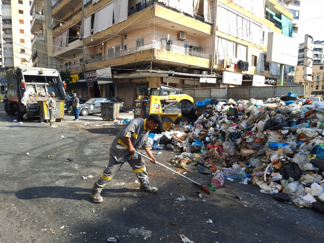 بدء رفع النفايات المتراكمة من شوارع صيدا بعد إعادة فتح المعمل.. والبلدية تؤكد مواصلة المتابعة حتى الحل الجذري