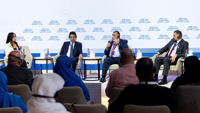 طارق أبوزينب يشارك في جلسة حوارية بقمة الإعلام العربي بدبي بعنوان «كيف يتعامل الإعلام مع أزمات المنطقة؟»