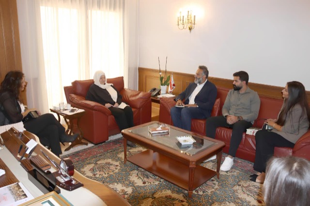 خالد غطاس يُطلع بهية الحريري على مشروعه التربوي ويهديها كتابه الجديد