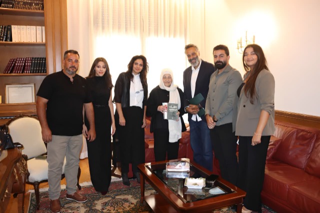 خالد غطاس يُطلع بهية الحريري على مشروعه التربوي ويهديها كتابه الجديد
