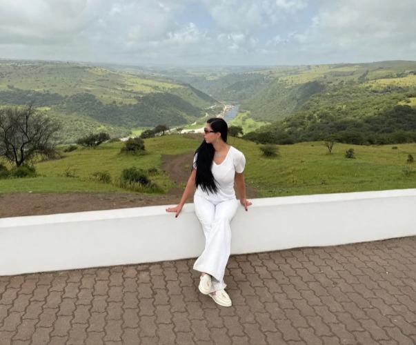 من وادي دربات إلى سمهرم.. النجمة كلوديا حنا تكتشف سحر الطبيعة في ظفار