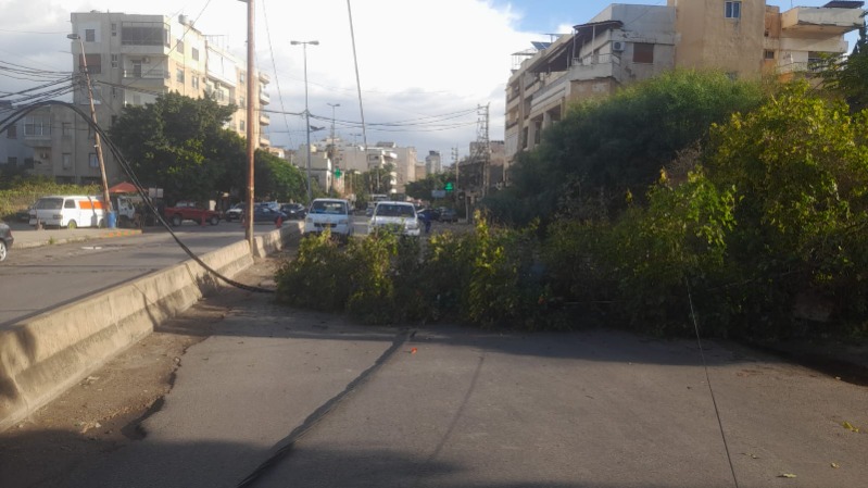 ورش بلدية صيدا تُزيل عمود كهرباء سقط أمام مستشفى عسيران وتُعيد فتح الطريق أمام حركة المرور