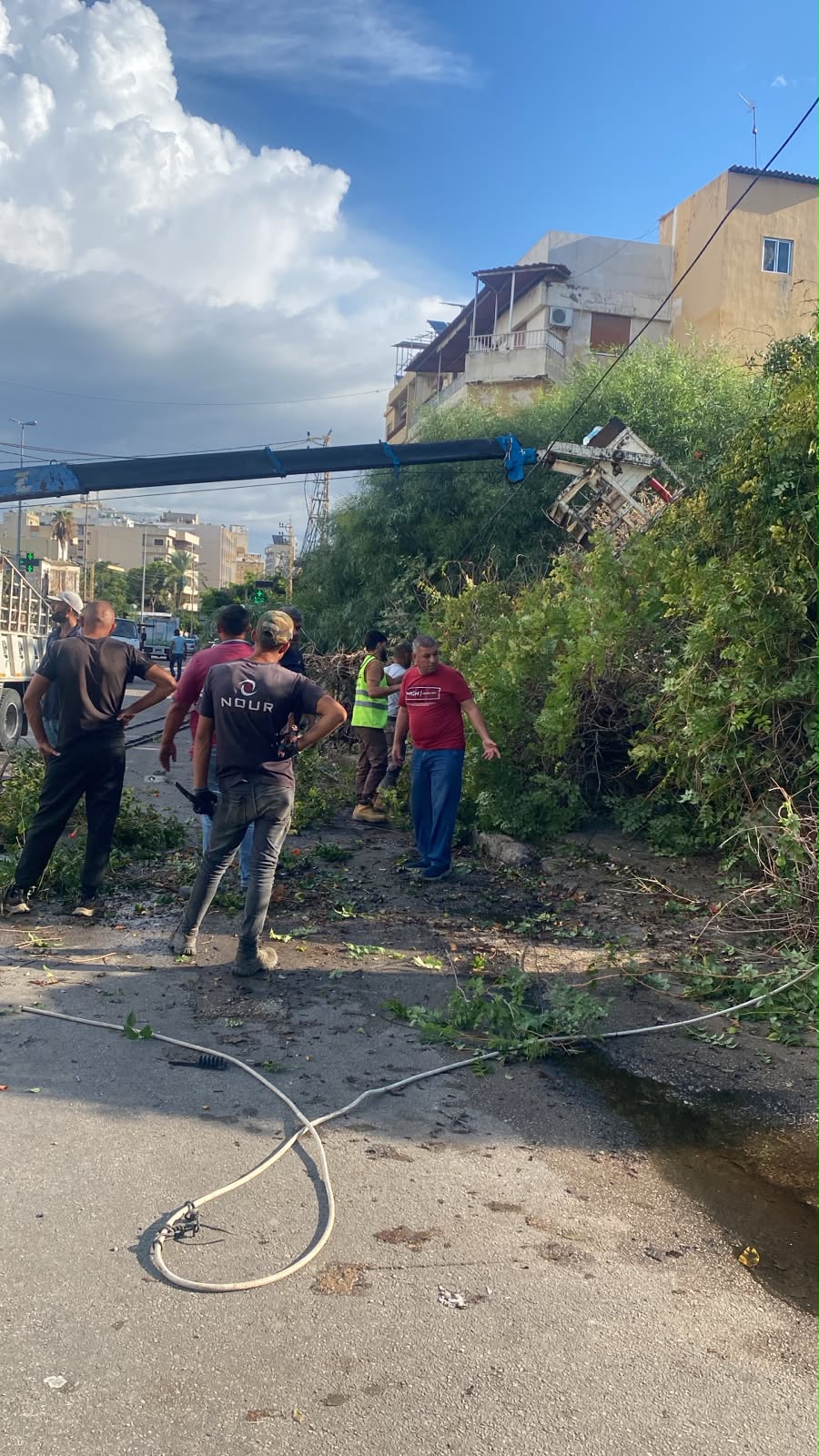 ورش بلدية صيدا تُزيل عمود كهرباء سقط أمام مستشفى عسيران وتُعيد فتح الطريق أمام حركة المرور