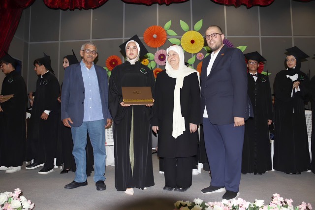 برعاية الوزيرة كرامي ومشاركة الحريري وسعد.. "العمانية النموذجية الرسمية" تحتفل بتخريج الدفعة العاشرة: "جيل لا ينكسر.. وطن لا يموت"