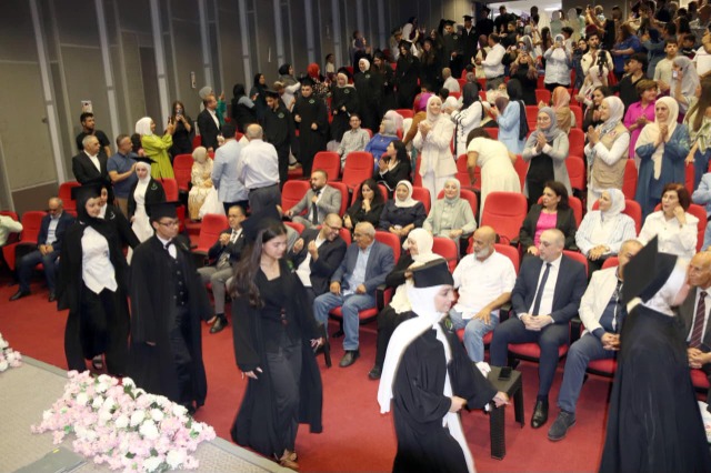 برعاية الوزيرة كرامي ومشاركة الحريري وسعد.. "العمانية النموذجية الرسمية" تحتفل بتخريج الدفعة العاشرة: "جيل لا ينكسر.. وطن لا يموت"