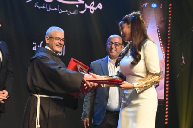 درة تحصد جائزة مهرجان "جيلنا" تقديرًا لمسيرتها وأعمالها الفنية