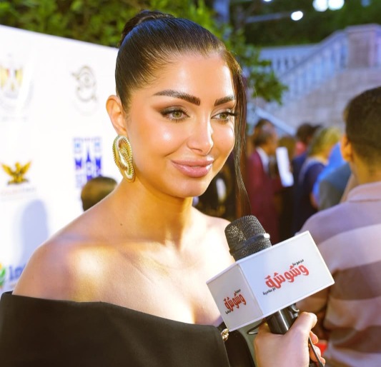 كلوديا حنا تخطف الأنظار في مهرجان بردية السينمائي.. إطلالة أنيقة وترحاب لافت بعضويتها بلجنة التحكيم