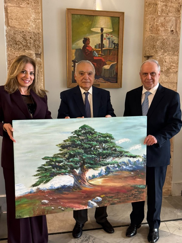 الوزير غسان سلامة يستقبل الكاتبة والفنانة التشكيلية ريما حلواني