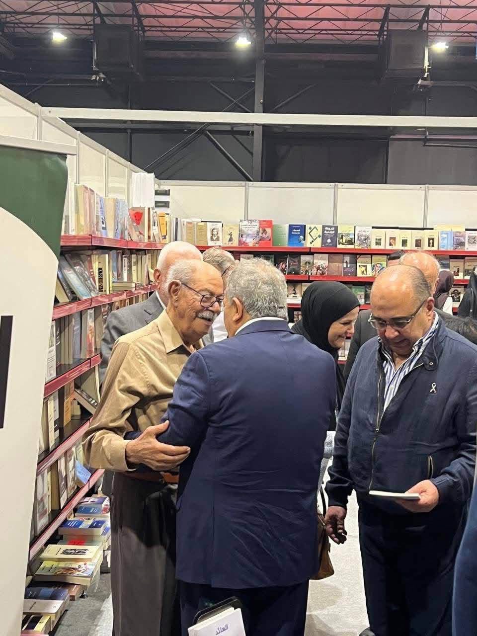 السفير الأسعد يقوم بجولة في معرض بيروت للكتاب