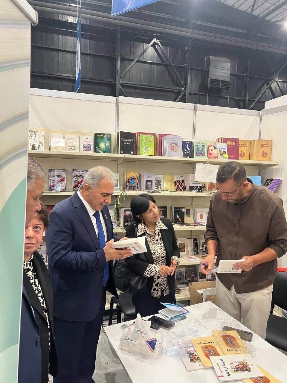 السفير الأسعد يقوم بجولة في معرض بيروت للكتاب