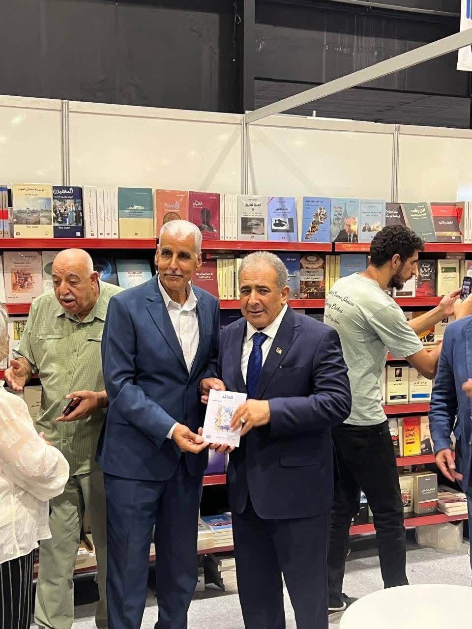 السفير الأسعد يقوم بجولة في معرض بيروت للكتاب
