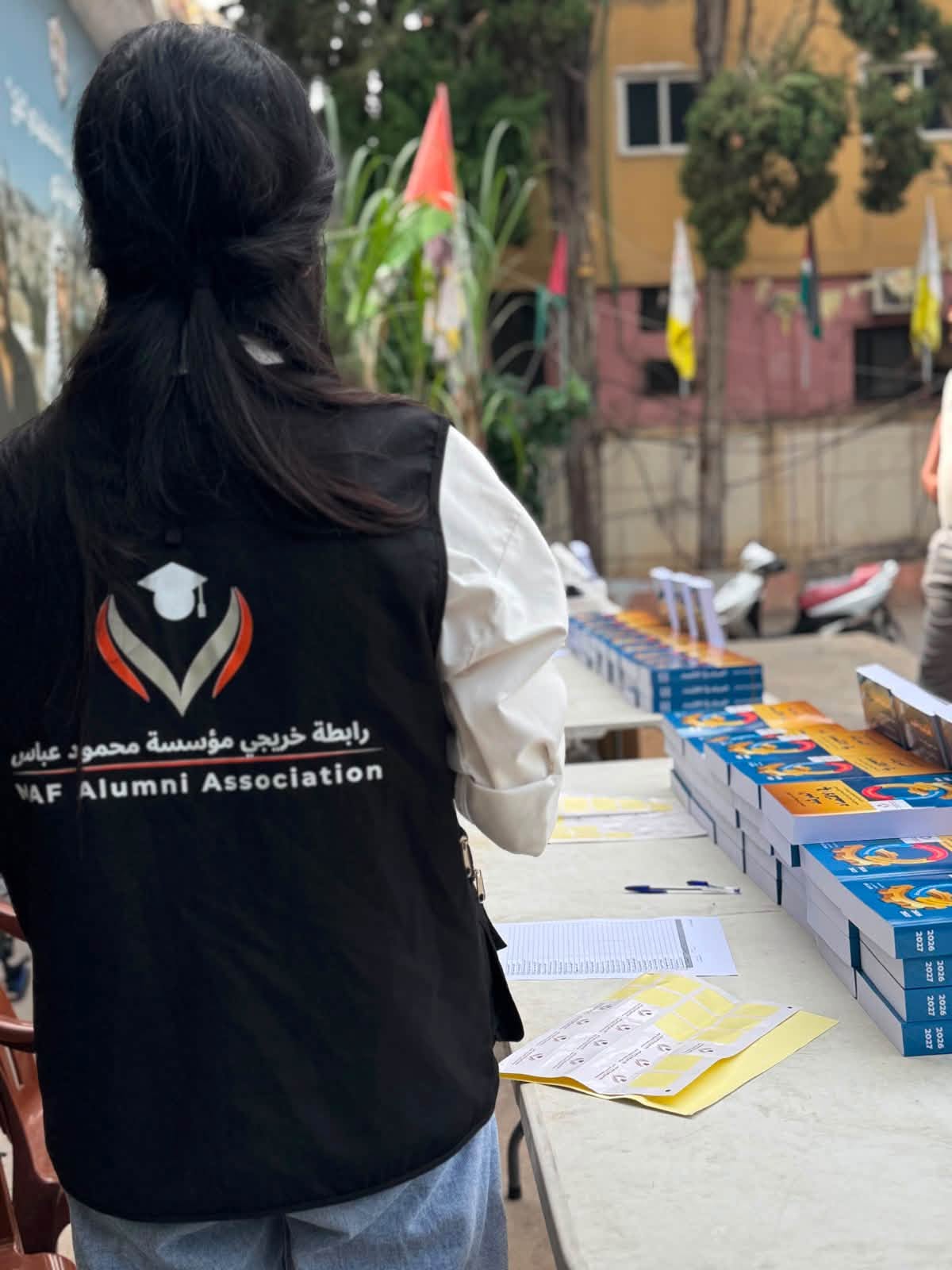رابطة خريجي مؤسسة محمود عباس تسلم 200 طالب في منطقة صور كتاب المرشد في الاقتصاد