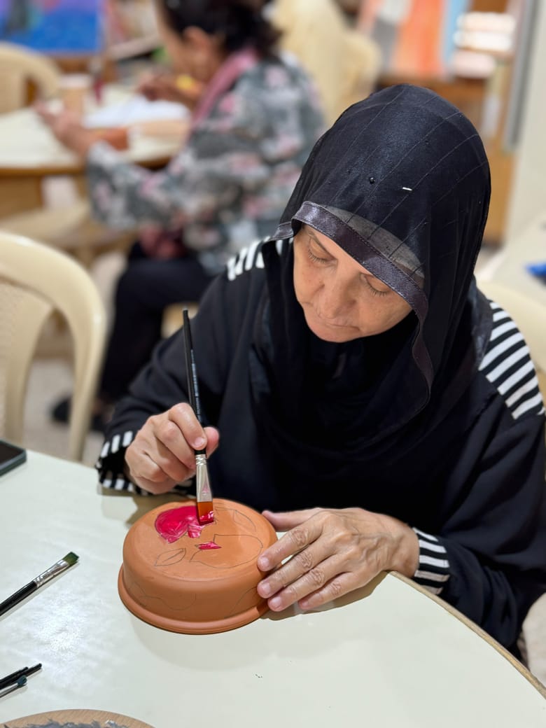 "صبحية فنجان قهوة ورسم على الفخار" في "مركز مدى المجتمعي" للتوعية بسرطان الثدي وسُبُل الوقاية