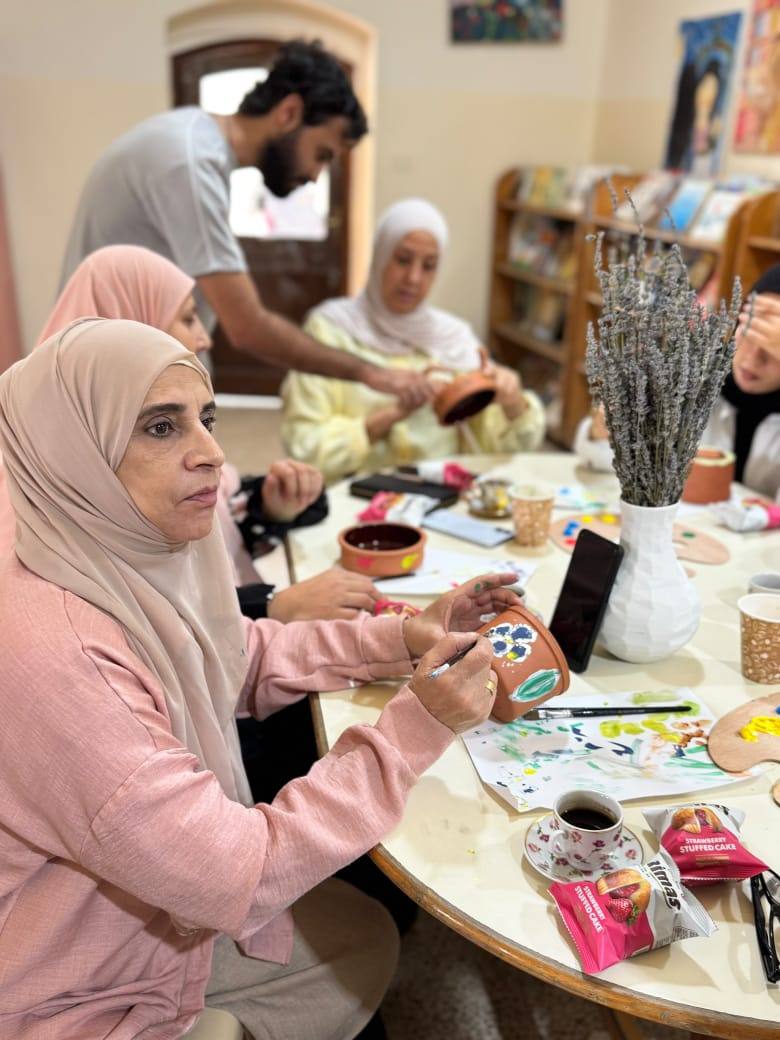 "صبحية فنجان قهوة ورسم على الفخار" في "مركز مدى المجتمعي" للتوعية بسرطان الثدي وسُبُل الوقاية