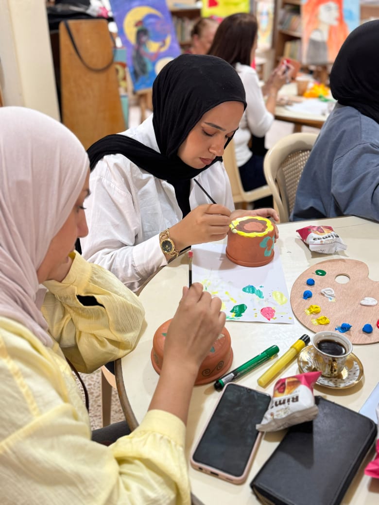 "صبحية فنجان قهوة ورسم على الفخار" في "مركز مدى المجتمعي" للتوعية بسرطان الثدي وسُبُل الوقاية