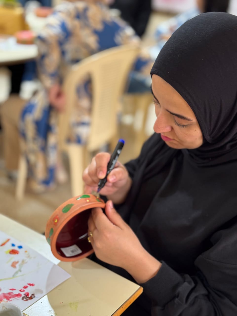 "صبحية فنجان قهوة ورسم على الفخار" في "مركز مدى المجتمعي" للتوعية بسرطان الثدي وسُبُل الوقاية