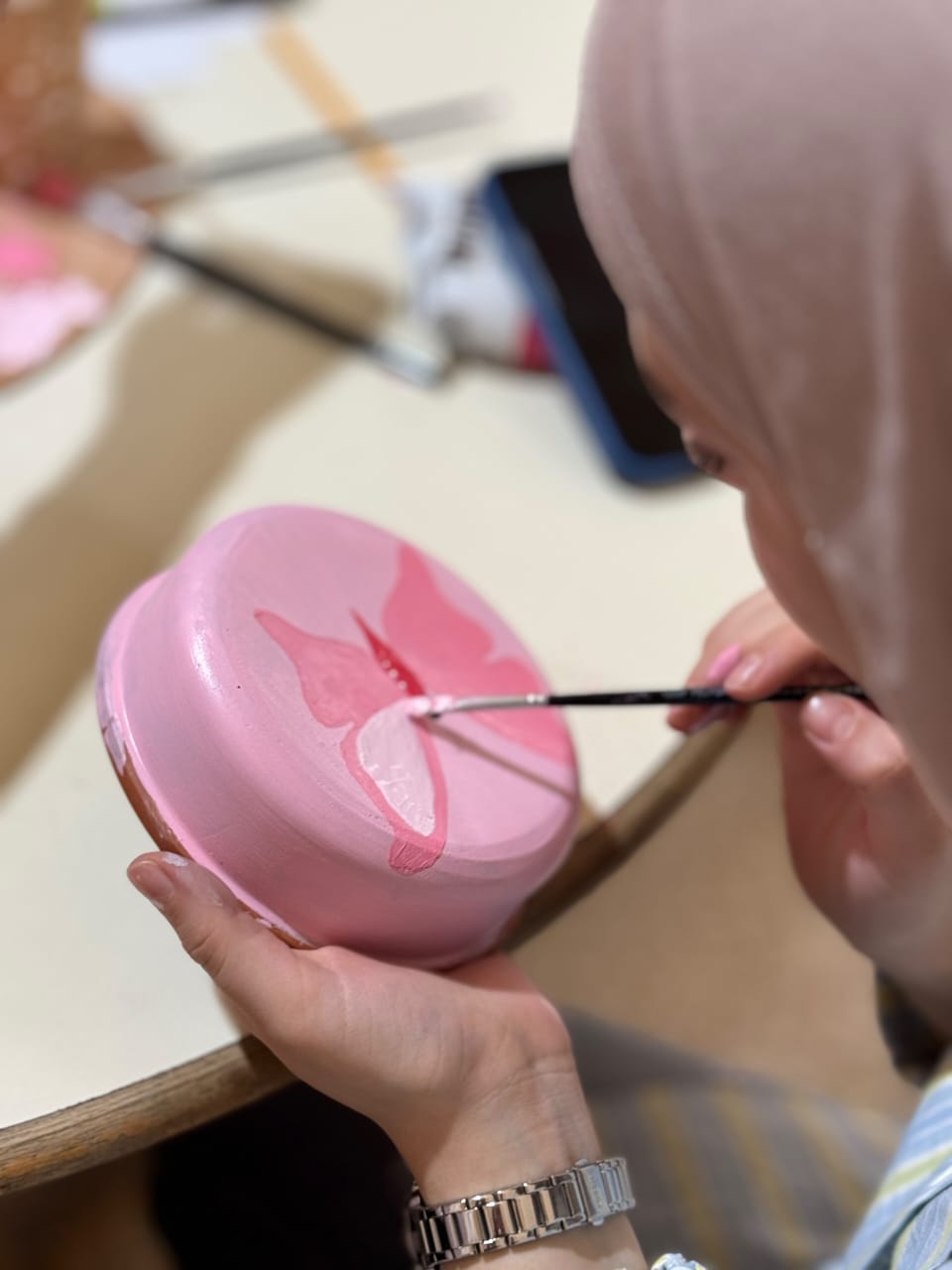"صبحية فنجان قهوة ورسم على الفخار" في "مركز مدى المجتمعي" للتوعية بسرطان الثدي وسُبُل الوقاية