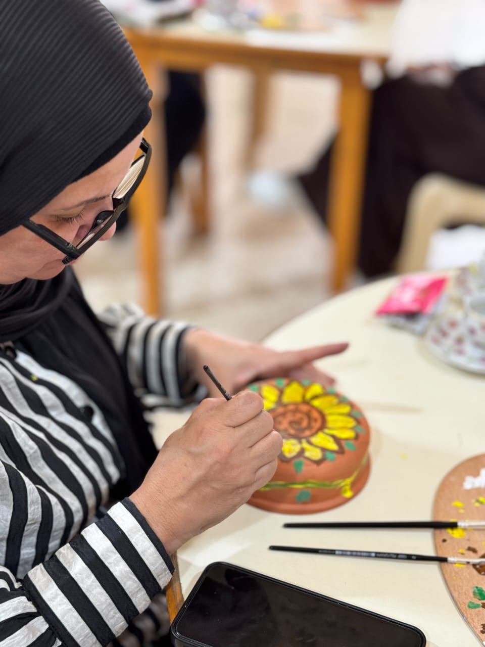 "صبحية فنجان قهوة ورسم على الفخار" في "مركز مدى المجتمعي" للتوعية بسرطان الثدي وسُبُل الوقاية