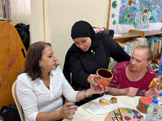 "صبحية فنجان قهوة ورسم على الفخار" في "مركز مدى المجتمعي" للتوعية بسرطان الثدي وسُبُل الوقاية