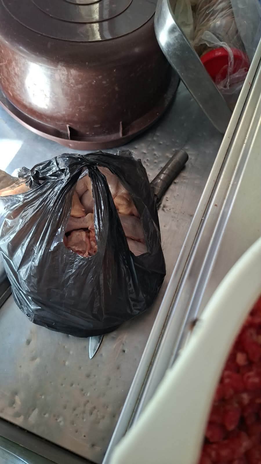 بالصور والفيديو -  فضيحة اللحوم المجمّدة.. تُباع للمواطنين على أنّها طازجة!