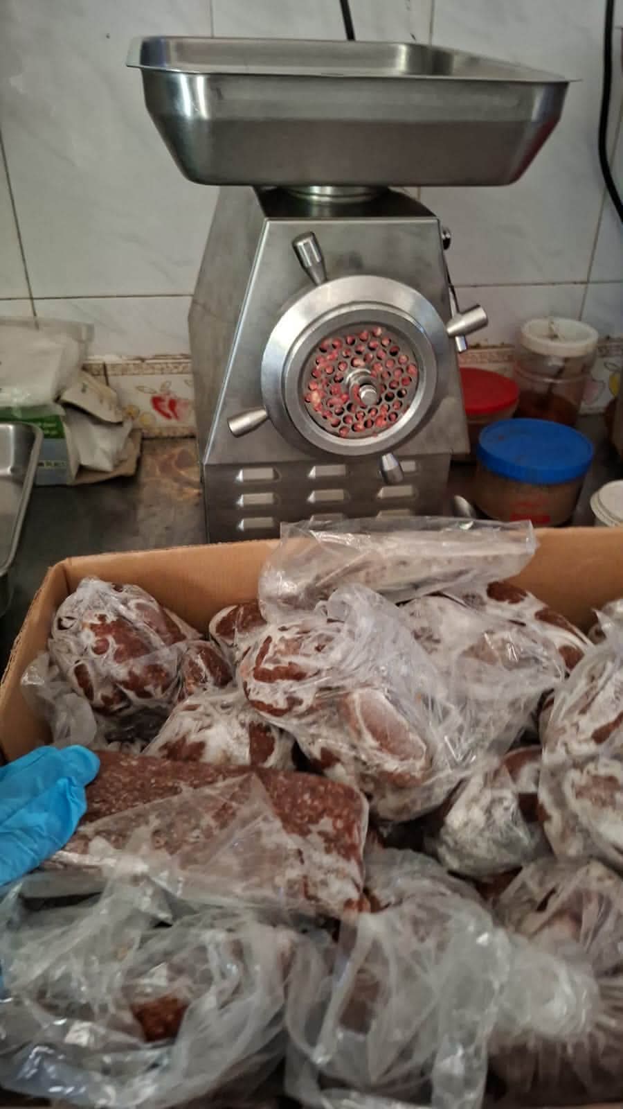 بالصور والفيديو -  فضيحة اللحوم المجمّدة.. تُباع للمواطنين على أنّها طازجة!