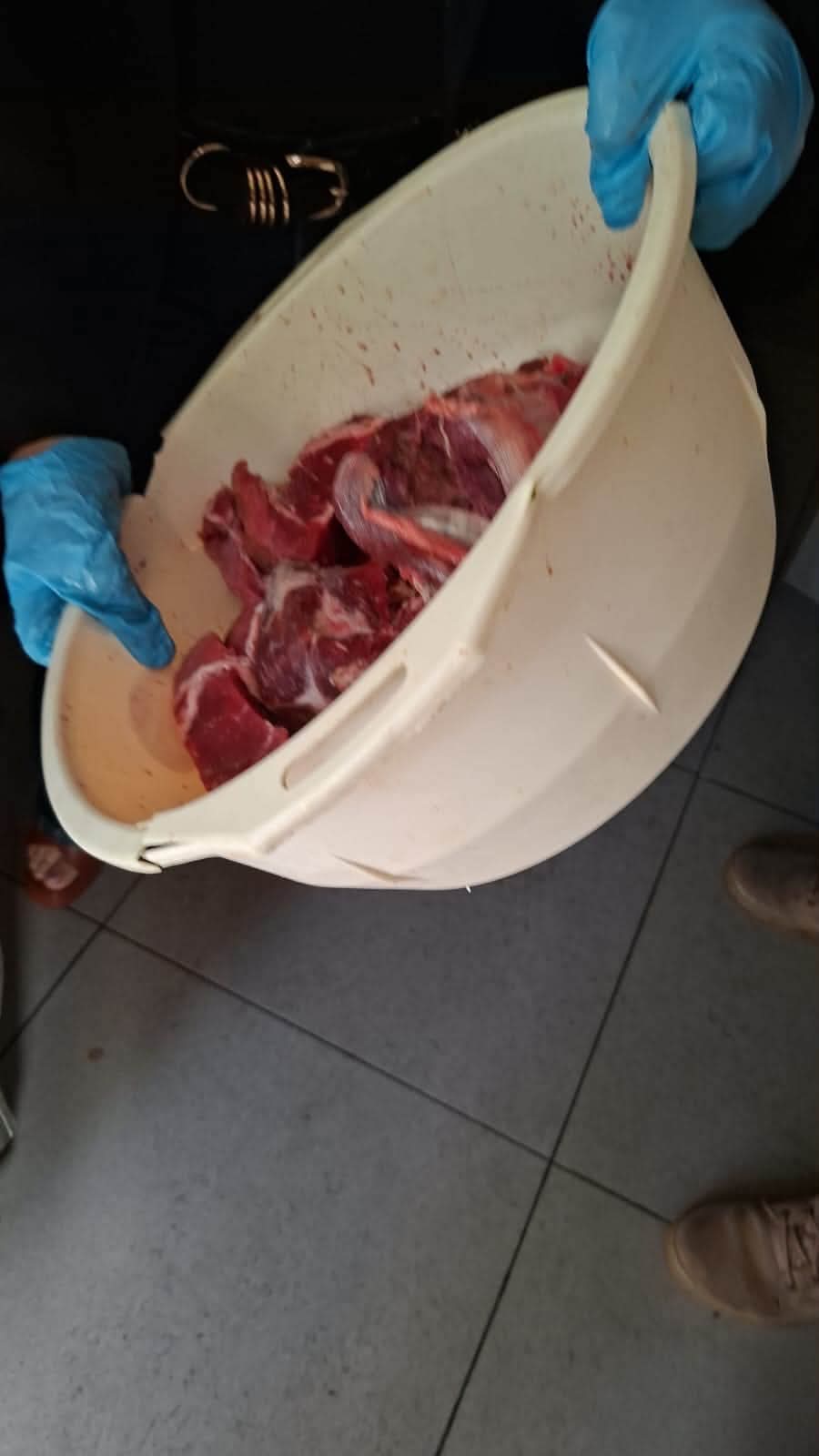 بالصور والفيديو -  فضيحة اللحوم المجمّدة.. تُباع للمواطنين على أنّها طازجة!