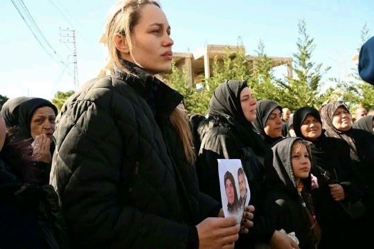بالصور - سيدة قيل إنها إسرائيلية تقطف الزيتون في الجنوب.. من تكون؟
