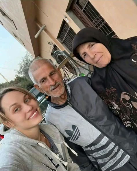 بالصور - سيدة قيل إنها إسرائيلية تقطف الزيتون في الجنوب.. من تكون؟