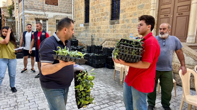 "جمعية الصحراء خصبة" توزّع الدفعة الثانية من الشتول على 1150 مزارعًا في جزين والزهراني بتمويل من البعثة البابوية