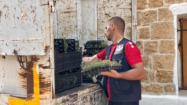 "جمعية الصحراء خصبة" توزّع الدفعة الثانية من الشتول على 1150 مزارعًا في جزين والزهراني بتمويل من البعثة البابوية