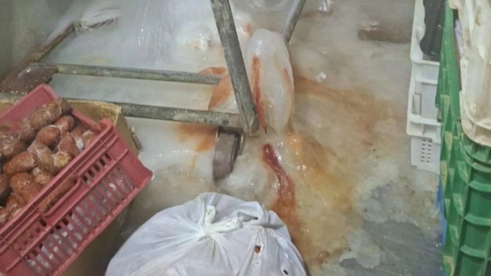 صورٌ مرعبة من داخل مسلخ في بيروت... إقفاله بالشمع الأحمر