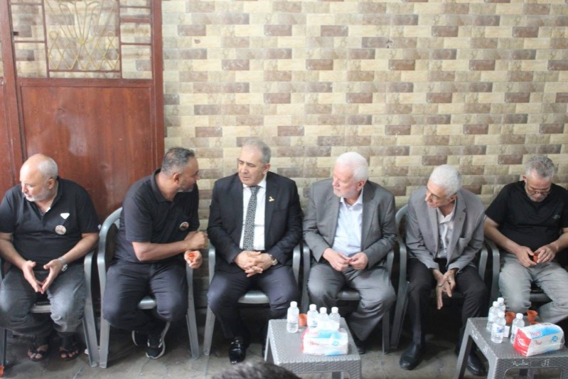 بتوجيهات من الرئيس عباس.. السفير الاسعد يعزي عائلة الشهيد علاء الدين النابلسي في مخيم البص جنوب لبنان