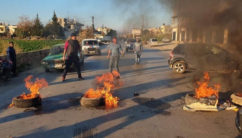 محتجون يقطعون طريق حلبا الجومة