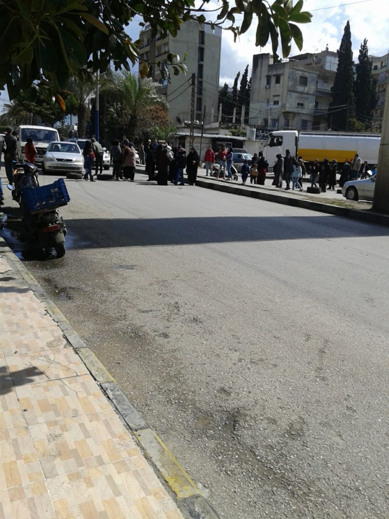 عدد من المحتجين يقطعون طريق البداوي