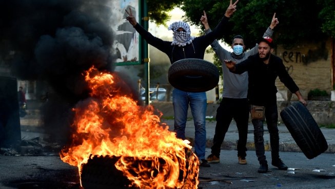 محتجون يقطعون أوتوستراد الميناء في طرابلس