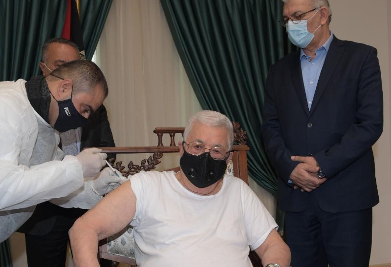 الرئيس عباس تلقى اللقاح المضاد لـ"كورونا"