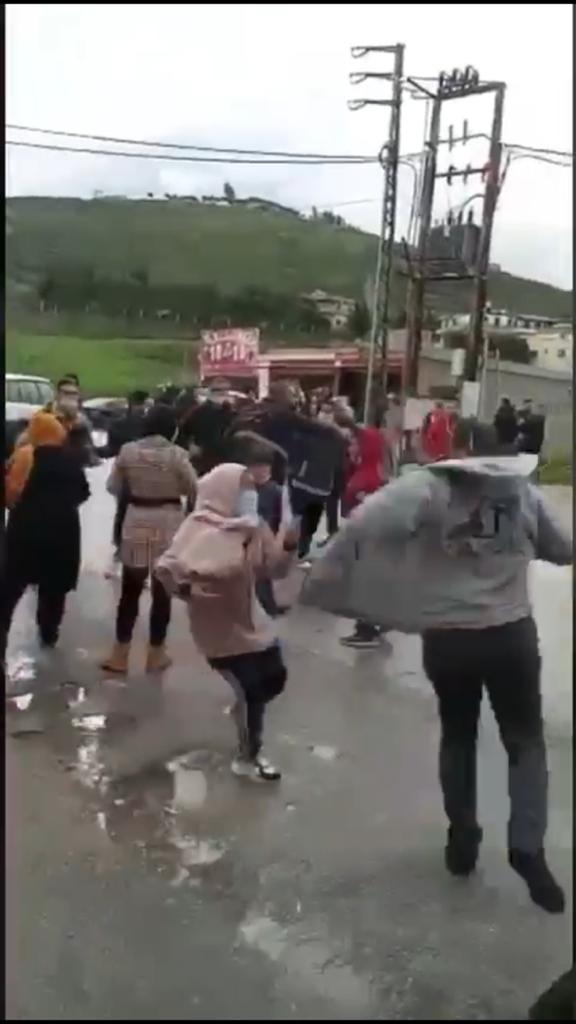 بالفيديو - إشكال على ⁧‫البضاعة "المدعومة"‬⁩  ‏تطور إلى تضارب وسحب سكاكين
