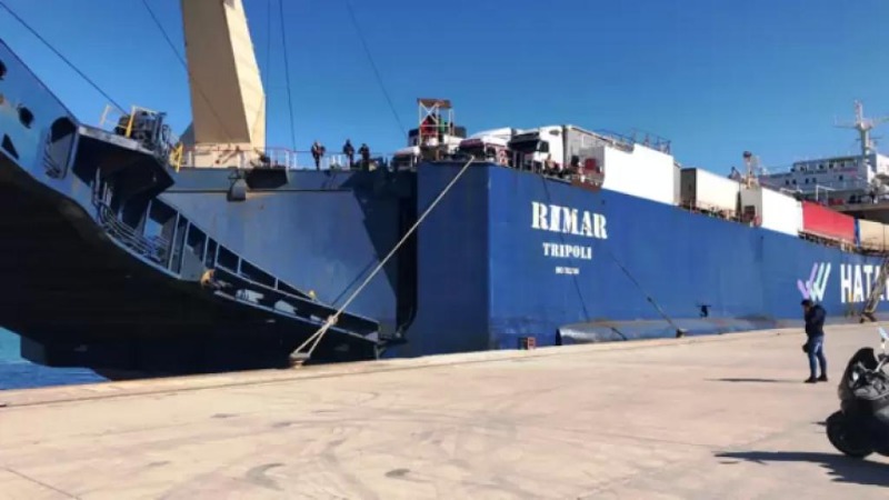 وصول السفينة اللبنانية "RIMAR" المحملة بـ6 شاحنات أوكسجين إلى مرفأ طرابلس