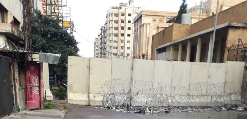 إغلاق الطريق بمكعبات باطون خلف سراي طرابلس