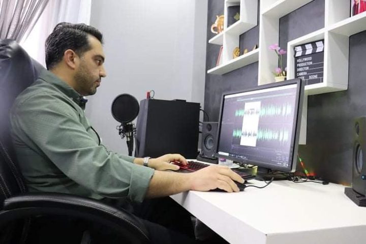 فلسطيني يطوف بحنجرته بقاع العالم